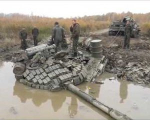 Оккупанты на Донбассе во время учений утопили танк: погибли 4 боевика
