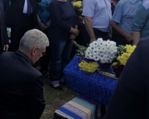 Глава сената Польши стал на колено перед могилой украинского военного