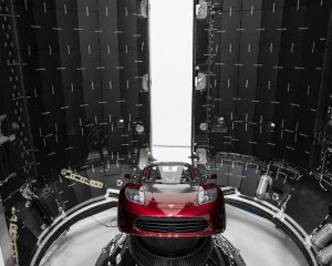 Tesla Roadster совершил первый полет вокруг Солнца