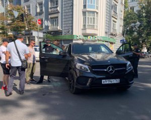 В центре Киева водитель Mercedes на российских номерах &quot;отключился&quot; за рулем