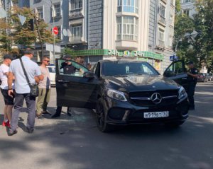 У центрі Києва водій Mercedes на російських номерах "відключився" за кермом