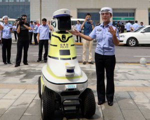 На улицы выпустили первых роботов-гаишников