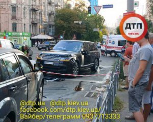 Зіткнення Range Rover і Tesla у центрі Києва: з&#039;явилося відео моменту аварії