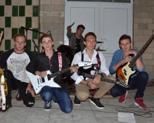 Із басами, барабанами та драйвом підлітки провели рок-концерт — відео