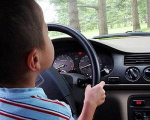 8-річний хлопчик катався на вкраденому авто на швидкості 140 км/год