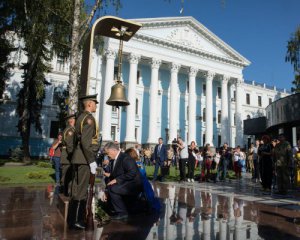 Порошенко почтил память военнослужащих, погибших из-за российской агрессии