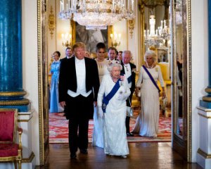 Трамп испортил лужайку королевы