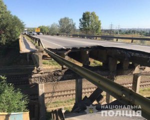 Обвалився автомобільний міст над залізницею