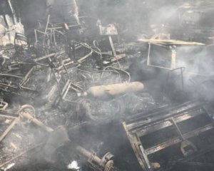 Огонь уничтожил автомобили - горела свалка автомобильных покрышек