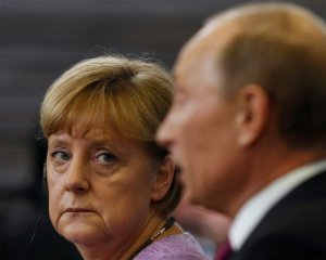 Меркель хочет посадить Путина за стол переговоров