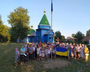 Сторонники русской церкви сняли украинский флаг возле храма