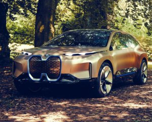 BMW создала полигональный руль для электрического кроссовера