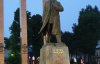 "Львов, шок...": памятник Бандере осквернили серпом и молотом