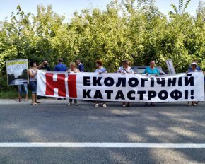 У Володарському районі люди з транспарантами перекрили трасу