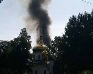 Хмара чорного диму: у Києві спалахнула масштабна пожежа