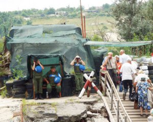Боевики окапываются возле моста в Станице Луганской