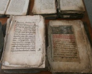 Чоловік під час ремонту знайшов давні книги християн-старообрядців