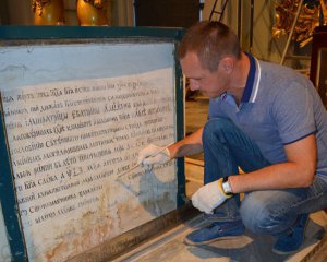 В Андреевской церкви реставраторы наткнулись на неизвестный текст