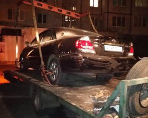 Ледве не збив пішоходів, покинув автомобіль та втік