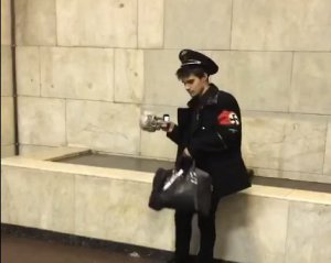 &quot;И фюрер такой молодой&quot;: сеть повеселило видео из киевского метро