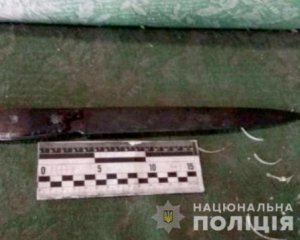 28 ножевых: 21-летняя женщина отомстила за смерть отца