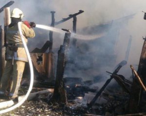 Палила бадилля  - зайнявся сусідський сарай і ледь не згоріла сама