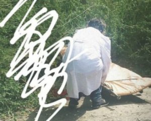 Чоловік серед вулиці порізав собі горло та вени