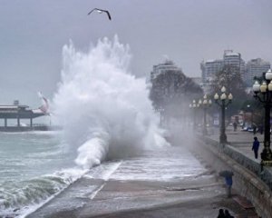В Крыму мощный шторм - показали видео