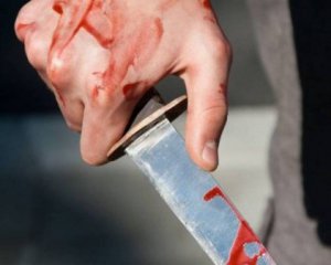 Перехожий попросив закурити, потім наніс удар ножем