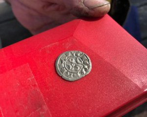Фермер выкопал на поле клад из 14 тыс. серебряных монет