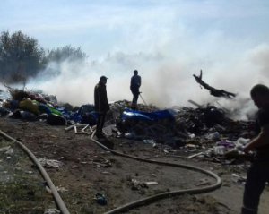 На Київщині горять два сміттєзвалища