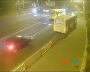 Маршрутка на буксирі знесла світлофор - відео