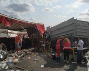 Водія діставали спецобладнанням: сталася жахлива смертельна аварія