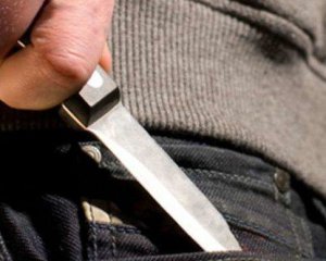 У Києві серед вулиці грабіжник із ножем напав на 72-річну жінку