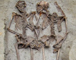 Виявились чоловіками - дослідили скелети закоханих, похованих 1,5 тис. років тому