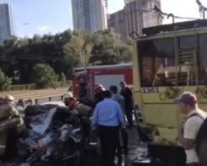&quot;Просто жах&quot; - автівка врізалась у тролейбус