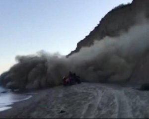 Оползень на пляже под Одессой едва не похоронил людей: шокирующее видео