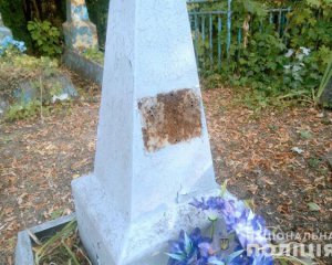 З надгробних пам&#039;ятників викрали металеві таблички