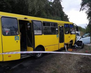 Внедорожник врезался в автобус с пассажирами