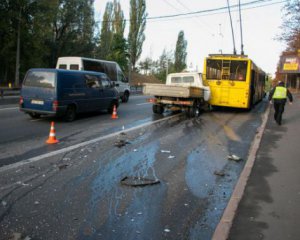 Грузовик протаранил троллейбус