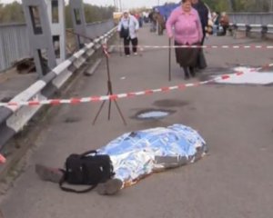 На пропускном пункте в Станице Луганской умер мужчина