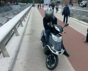 П'яний водій заїхав на пішохідний міст у Києві