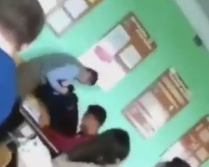 Учитель избил ученика на глазах у одноклассников