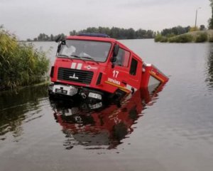 Під Києвом рятувальники втопили в Дніпрі спецавто