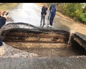 На Одещині через дощ обвалився міст