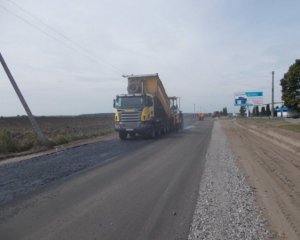В селе Януковича чиновники разворовали деньги на ремонт дорог