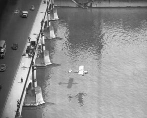 Пилот пролетел под мостами в Лондоне