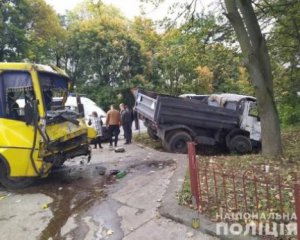 На трасі зіткнулися вантажівка і автобус, багато постраждалих