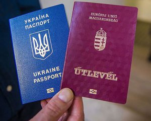 Венгрия забирает свои паспорта у закарпатцев