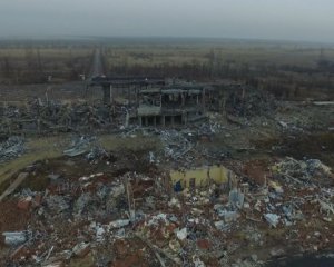 Разрушенный аэропорт Луганска боевики превратили в стоянку артиллерии